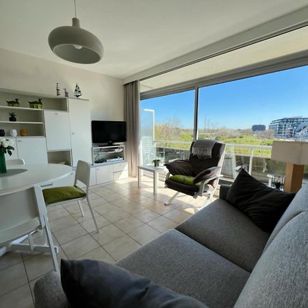 Appartement Residentie Astrid Met Private Parking Bredene Bagian luar foto