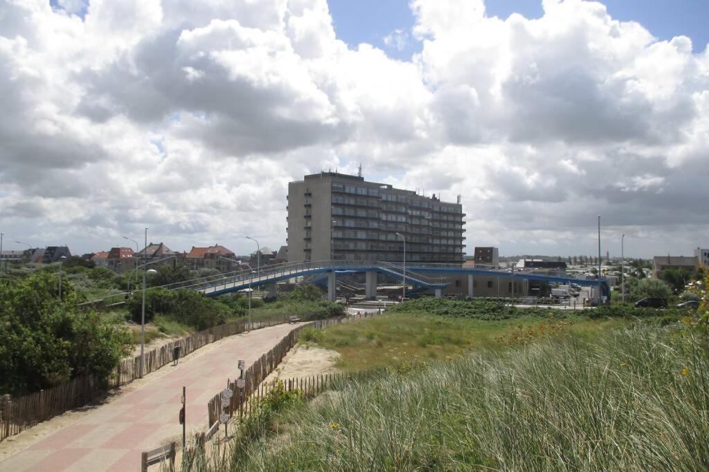 Appartement Residentie Astrid Met Private Parking Bredene Bagian luar foto