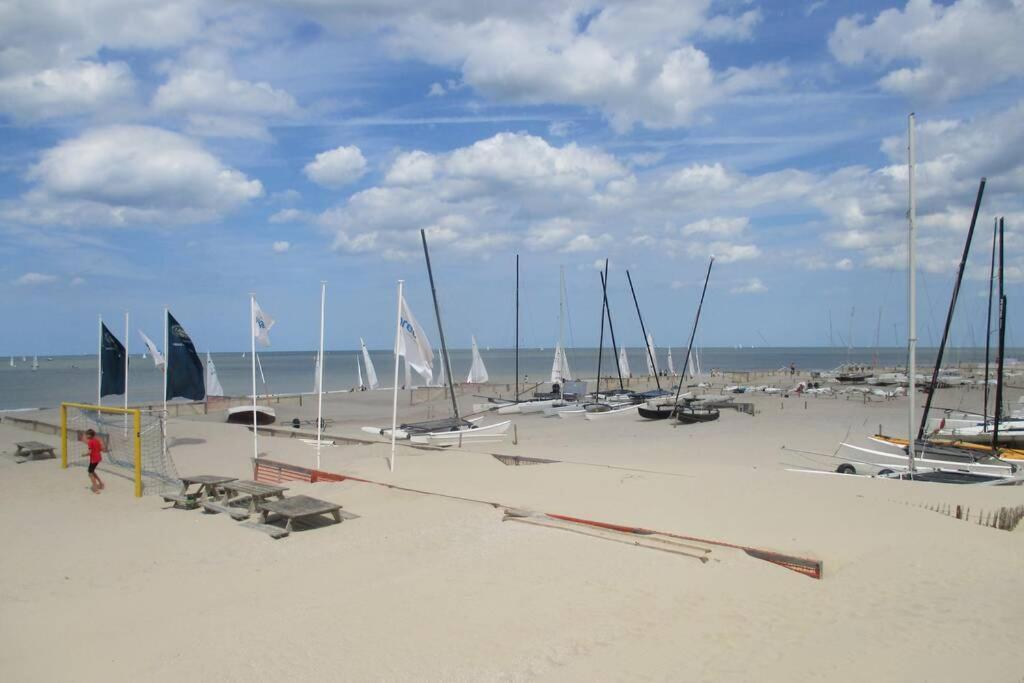 Appartement Residentie Astrid Met Private Parking Bredene Bagian luar foto