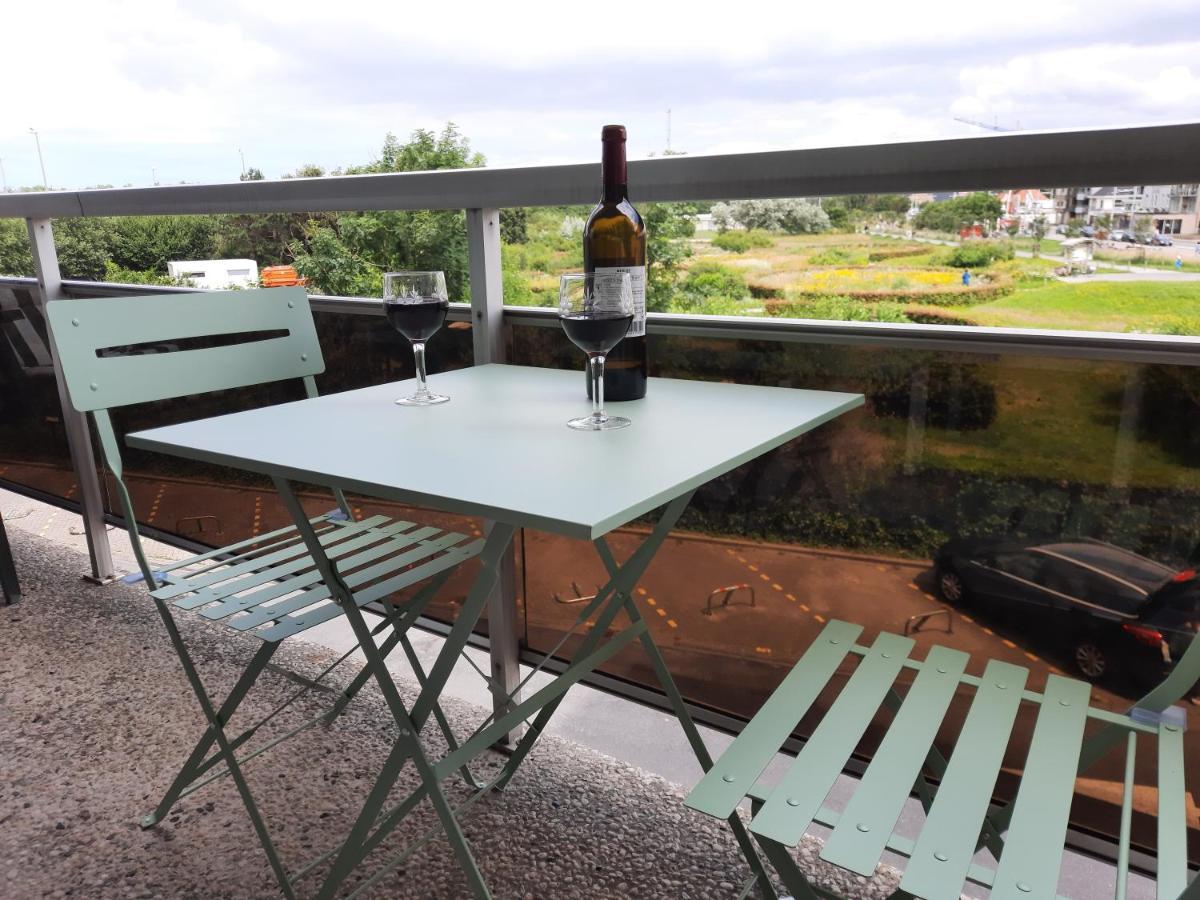Appartement Residentie Astrid Met Private Parking Bredene Bagian luar foto