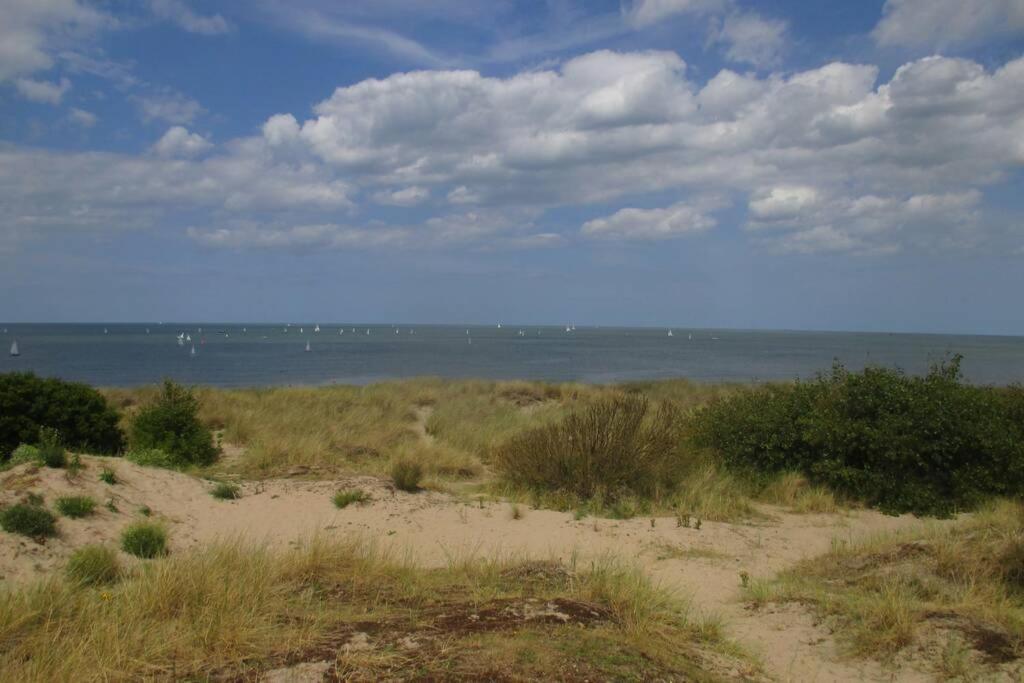 Appartement Residentie Astrid Met Private Parking Bredene Bagian luar foto