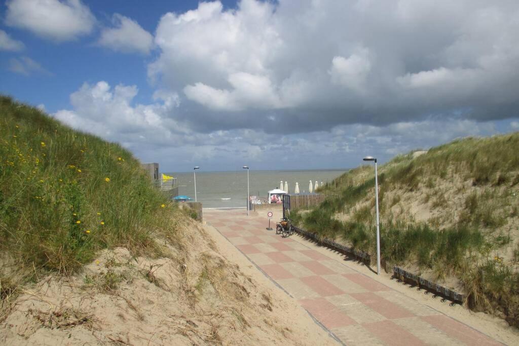 Appartement Residentie Astrid Met Private Parking Bredene Bagian luar foto