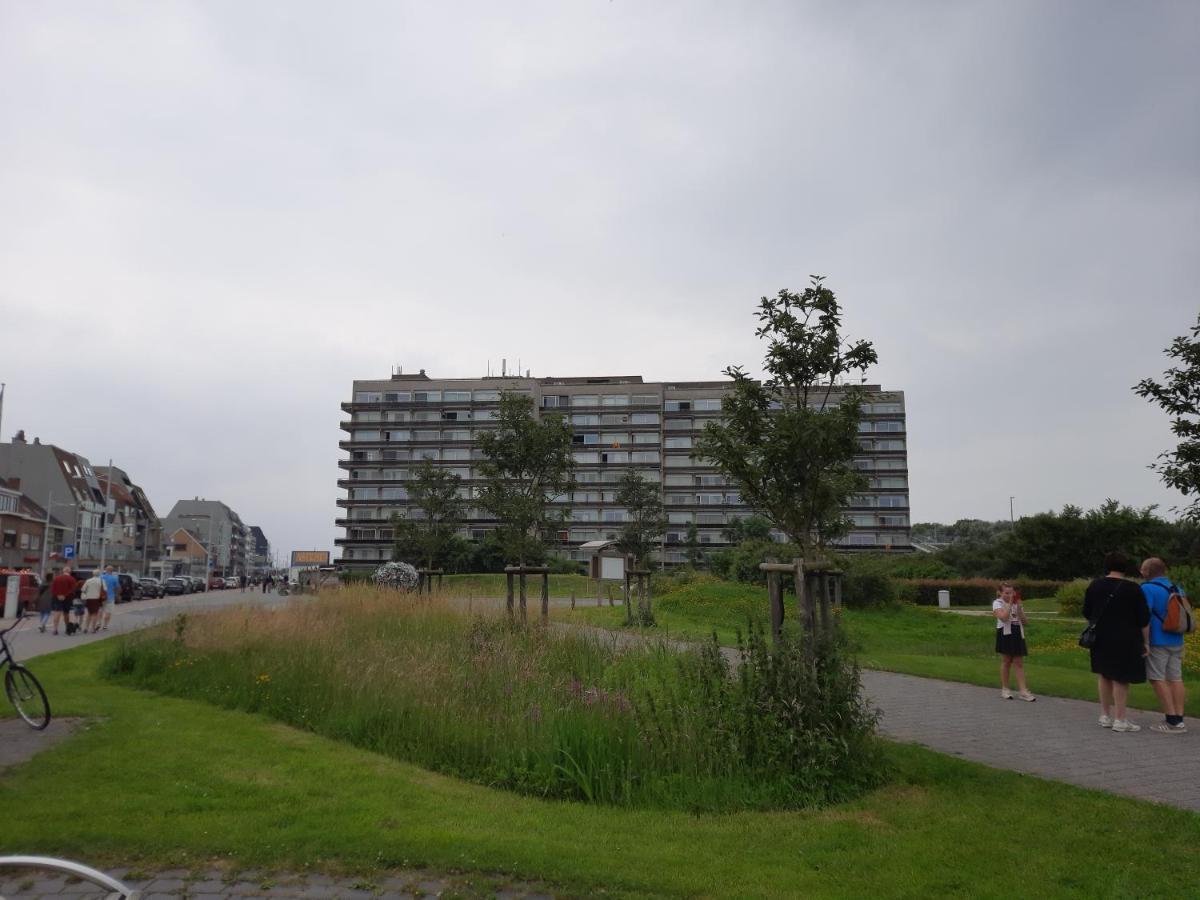 Appartement Residentie Astrid Met Private Parking Bredene Bagian luar foto